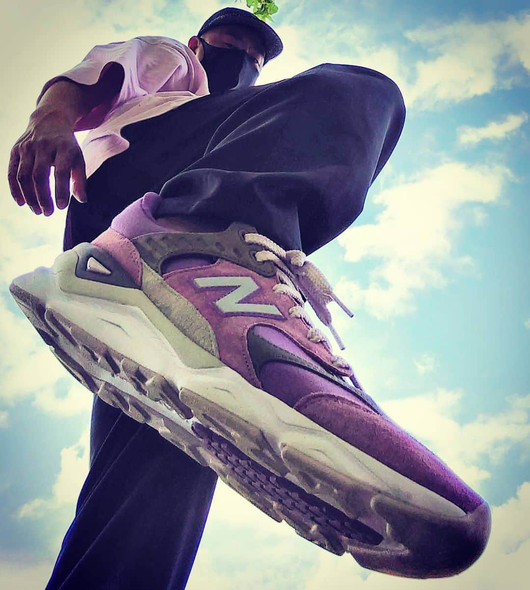 レイザーラモンRGさんのインスタグラム写真 - (レイザーラモンRGInstagram)「END. x New Balance の Xｰ90 ''Purple Haze'' で #舞い降りた天使撮り。もしくは#ドM踏まれ撮り いやニューバランスだから #どN踏まれ撮り か。  #newbalance #newbalancex90 #endclothing #舞い降りた天使撮り #ドM踏まれ撮り」8月28日 22時14分 - rgrazorramon