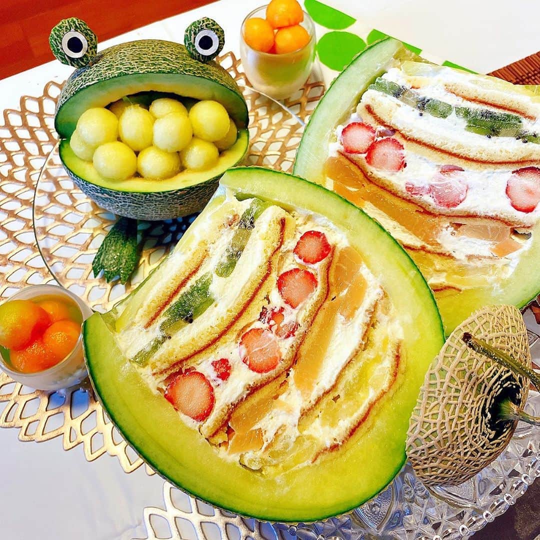 のインスタグラム：「#mellon #homemade #cake  🍈丸ごとメロンケーキとメロンカエル🐸お友達の手づくりでございます〜 ・ ・ 丸ごとメロンからの入刀断面😆 テンション上がります〜⤴️⤴️ 中は5種の果物が層になり、もちろんスポンジも手焼き。ホイップしたての生クリームもおいしい♡ ・ ・ くり抜いたメロンのカエル🐸ちゃんデザインも超可愛く、お誕生日仕立てにもしてました。 ・ ・ おうちご飯は、から揚げと酢豚が大好物です。 お友達が、育ち盛りの高校男子の食卓みたいにモリモリ盛りだくさんに作ってくださいました♡ ・ ・ わたし食べる担当‼️ 幸せ〜 ・ ・ #メロン丸ごと #メロン #メロン丸ごとケーキ #カエル#ホムパ#おうちスイーツ#おうちごはんlover #おうち時間を楽しむ #おうちカフェ #里井真由美#フードジャーナリスト里井真由美 #長谷川千佐子 #satoi #satoimayumi #mayumisatoi #さといいね#ありが糖運動 #homeparty #モンブラン#モンブランの世界」