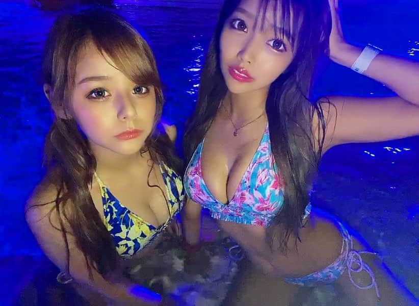 のインスタグラム：「夏が終わろうとしておるう . 今年も充実したなあ〜ん🌞🌴🌺 . . #キャバ嬢 #キャバクラ #歌舞伎町 #すすきの#ミナミ #中洲 #水着 #ラグーナテンボス #ナイトプール#ダンサー #プリティーウーマン #プリティーウーマンみあ」