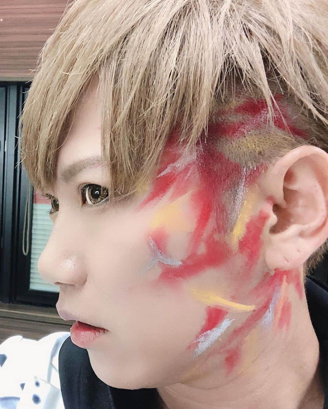 YOMIさんのインスタグラム写真 - (YOMIInstagram)「撮影オフショット。 久しぶりにメンバー全員、統一感のある衣装でいいよね！(個人的には若干キングダムハーツ3 ソラ　アルティメットフォーム的な…笑) 顔にインクが付いているver.のメイクは正面からだとわかりずらいですが…画像2 画像3のように割と広範囲に塗っています。 #衣装 #メイク #kingdomhearts3  #sora #感」8月28日 22時08分 - nightmare.yomi