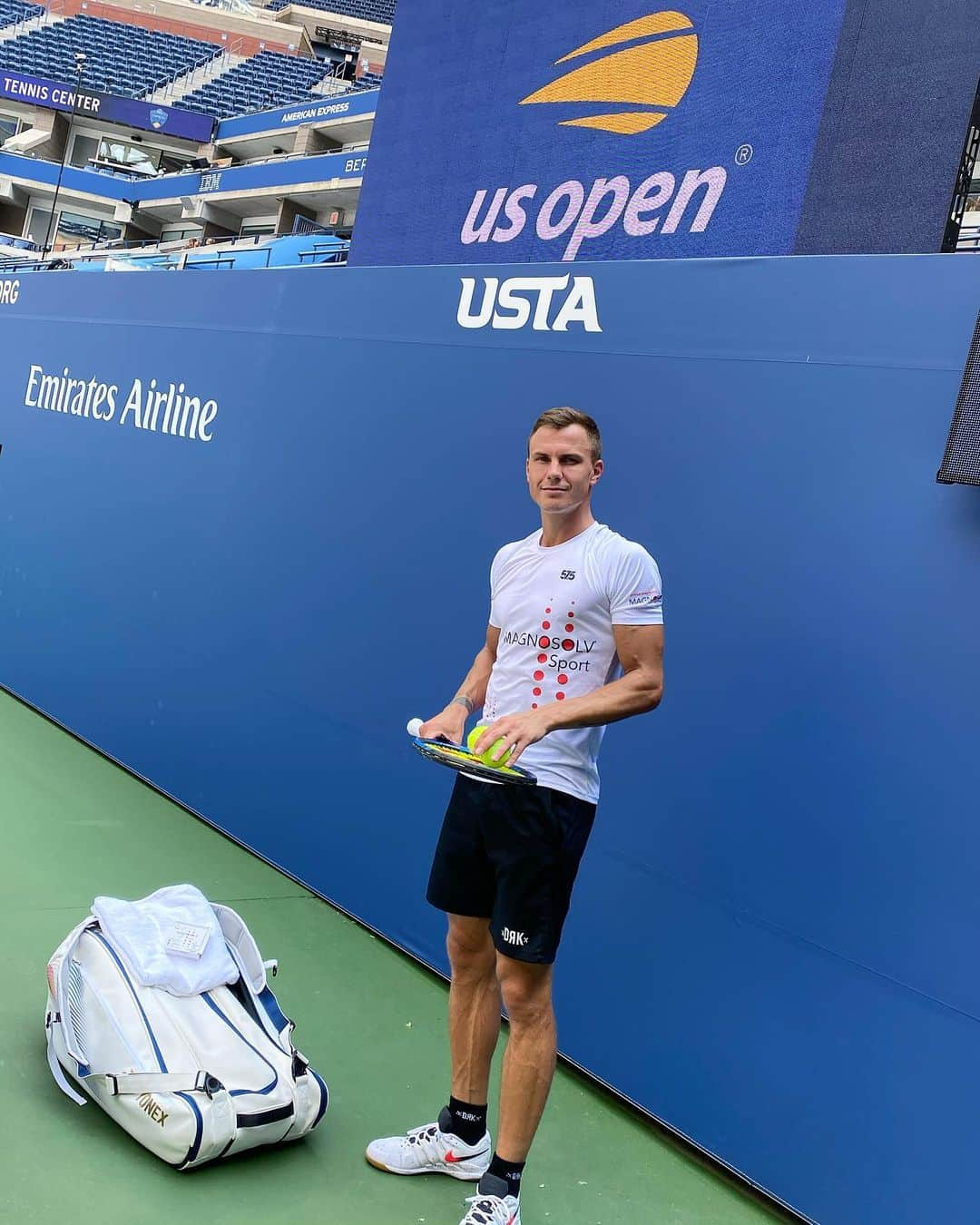 マートン・フチョビッチさんのインスタグラム写真 - (マートン・フチョビッチInstagram)「Hamarosan kezdődik a US Open. 🎾Az első körben a bolíviai Hugo Dellien ellen játszok. A tavalyihoz képest gyorsabb borítást kapott a pálya, ezért még sebesebbek lesznek a labdamenetek és rövidebbek az ütésváltások. Nekem is másféleképpen kell készülni mind taktikailag, mind fizikálisan. Egy valami az állandóan változó körülmények között is mindig támogat a sikerben, a Magnosolv Sport. 💪 #reklám #egyetlenmozdulat #MagnosolvSport #magnézium」8月28日 22時08分 - fucsovicsmarci