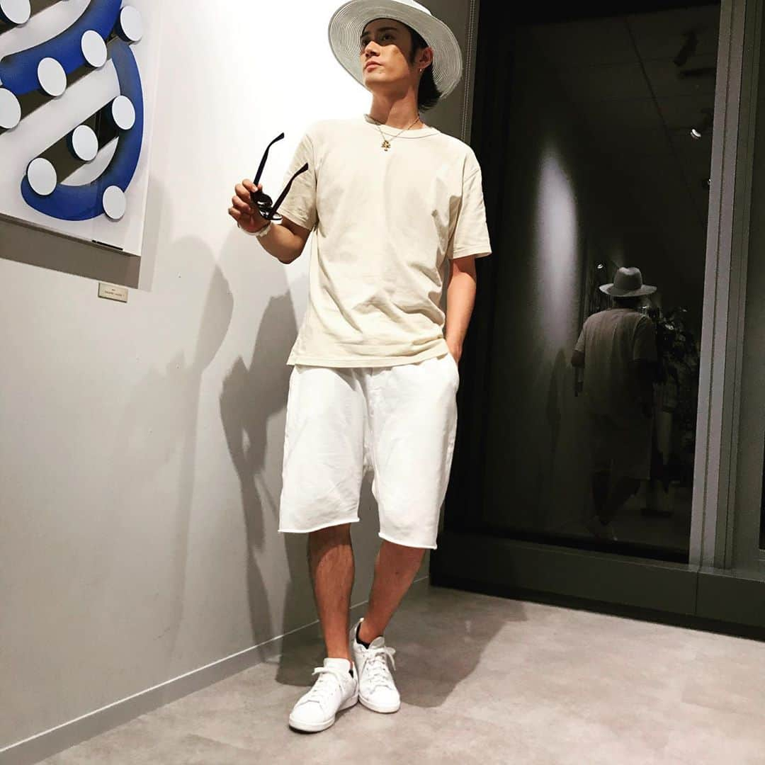 山口智也のインスタグラム：「久しぶりの私服投稿。  夏なので夏らしい服装してみた、 この色合い僕にしては珍しいな。  けど気に入った、ほぼホワイト。  今日はリハからのミーティングこらのコメント撮りのお仕事。 その後はカラオケに入って歌練習してきやした。  最近服全く買ってなさすぎて投稿できなかった、すみません。  今日はトータル安いです、男の子ぜひ真似してね。  Tシャツ1000 パンツ3000 スニーカー10000 ごめんなさい、真似してとかいったくせにブランド覚えてないですが、似たものでよかったら真似してね。  #ootd #solidemo #collars #tomoya #コメントお待ちしてます #そろそろインスタライブしますしたい」