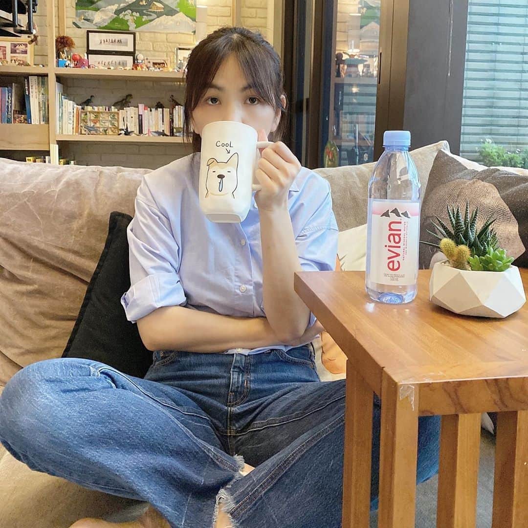 evianさんのインスタグラム写真 - (evianInstagram)「Sometimes you’ve got to treat yourself to a well-deserved break. 🤗  Glad to see that Taiwanese singer and actress @him_ella0618 chose us to be her natural hydration partner for these precious moments. ❤️  #evian #evianwater #positivedrops #stayhydrated」8月28日 22時10分 - evianwater