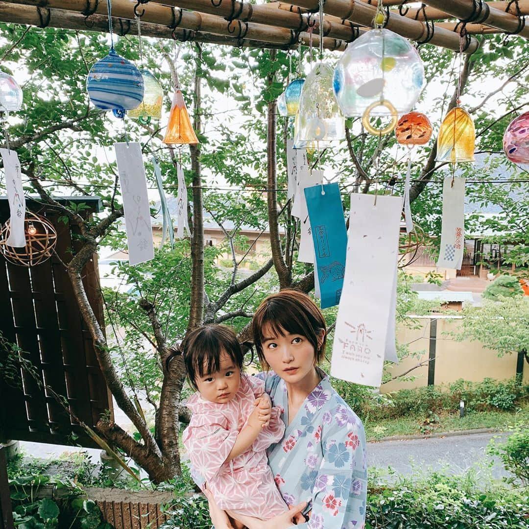 しほの涼のインスタグラム：「浴衣と甚平、風鈴🎐 夏が山盛り🌻 音が大好きな娘は、風鈴がリーンリーンって 揺れるのをじっと見てて可愛かった☺️ 今年はお祭りも花火も🎇ないけど、 2人で着れたの嬉しかったなぁ😌💕  #2020年夏休み #2020年夏 #令和ベイビー #令和ベビー #熱川 #吉祥caren #風鈴 #夏の景色 #夏の思い出 #レトロ #夏の風景 #夏の風景写真 #夏の写真 #子育てグラム #子育てママ #1歳女の子 #1歳女の子 #canoneoskissx9i #カメラのある生活 #カメラ旅 #旅 #カメラ勉強中」