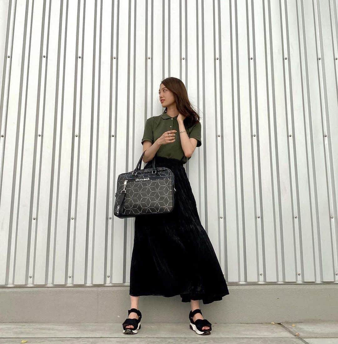 のインスタグラム：「ポロシャツかわいい😍  tops : @lacoste  skirt : @uniqlo  shoes : @pageboy_pr  bag : @balr」