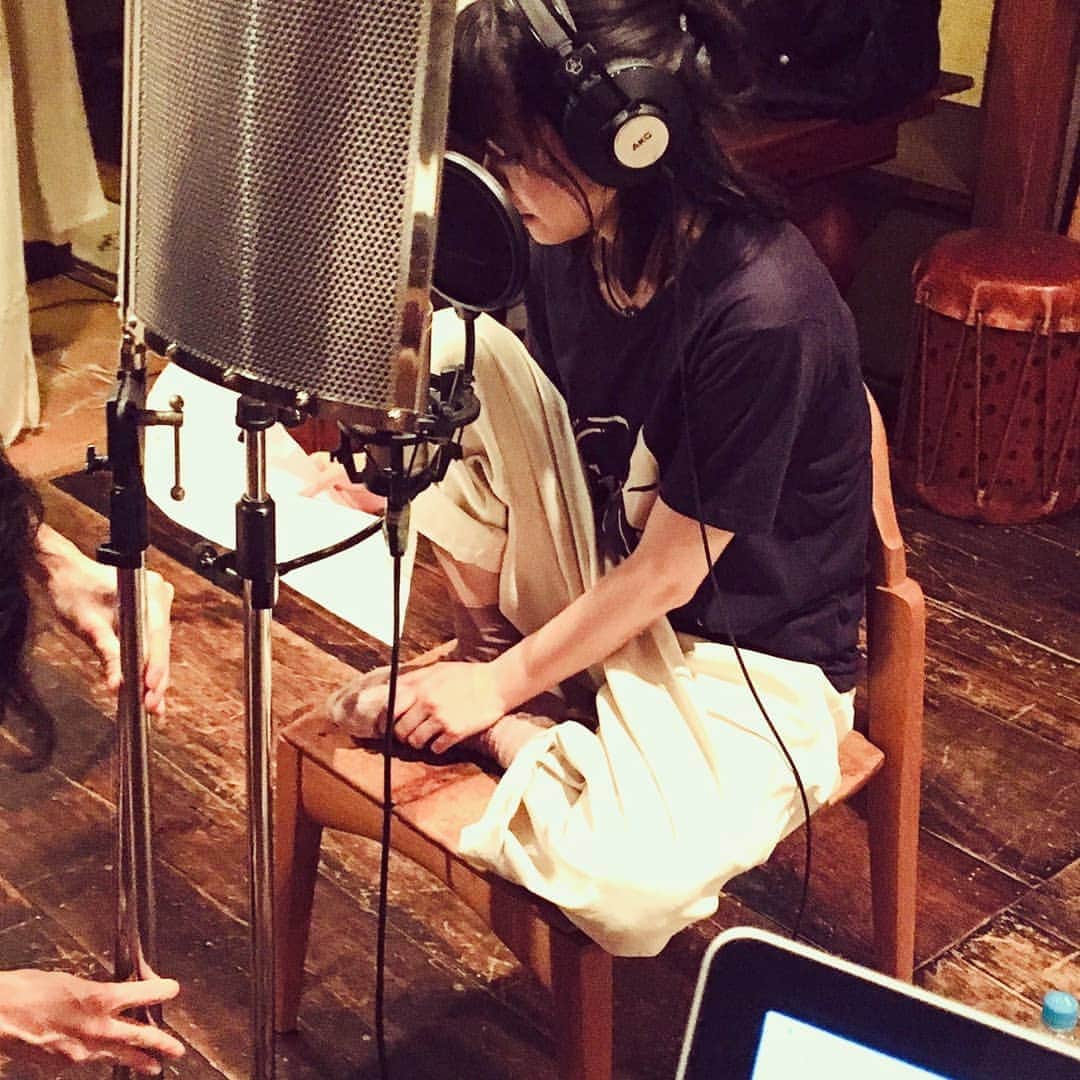 桜羽萌子さんのインスタグラム写真 - (桜羽萌子Instagram)「いつかの、舞台SSPエンディングテーマをレコーディングした日🎙️ 誰もが知ってる民謡を歌う無垢な子どもをイメージして収録しました。  もっと歌も歌いたいな。音楽はどこまでも遠くまで飛んでいける気がする。」8月28日 22時18分 - tktkpengin