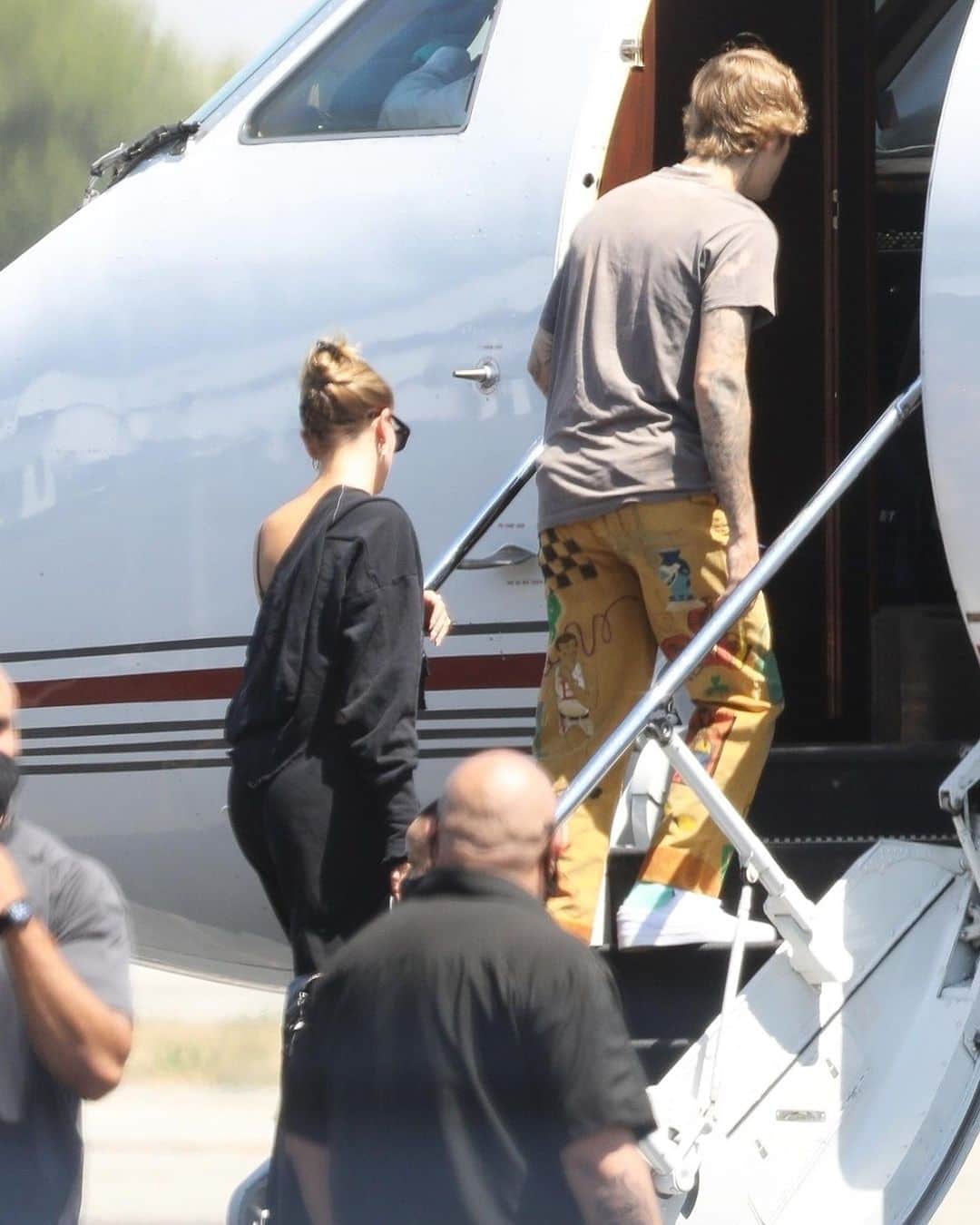 Just Jaredさんのインスタグラム写真 - (Just JaredInstagram)「Justin and Hailey Bieber boarded a private jet in Los Angeles on Friday afternoon. Could they be heading to NYC for the VMAs? #JustinBieber #HaileyBieber Photos: Backgrid」8月29日 9時19分 - justjared