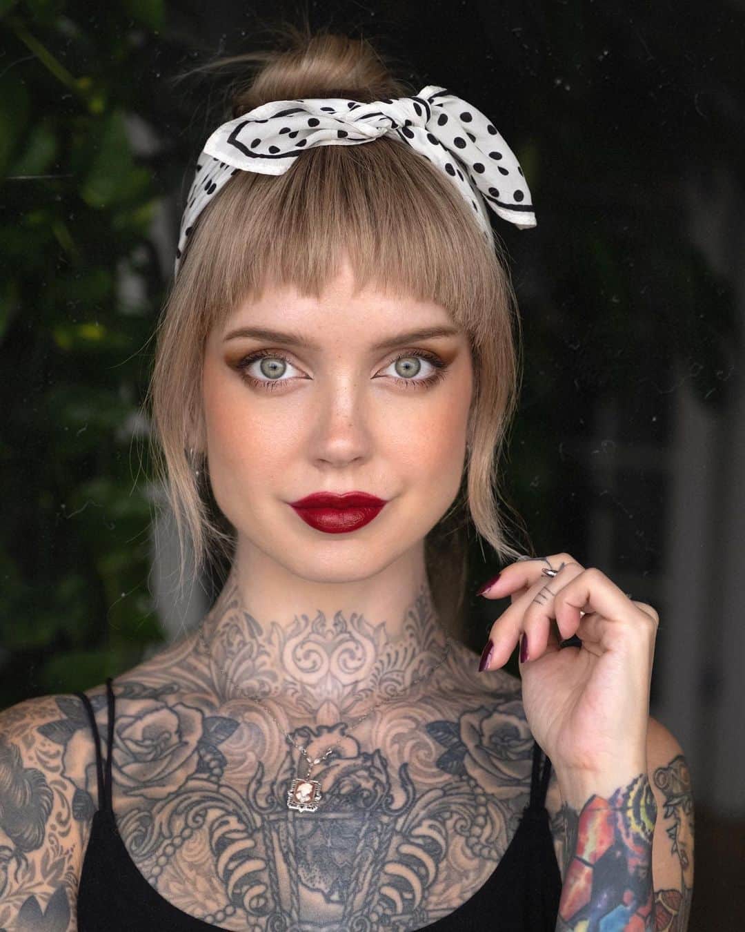 サラ・Xのインスタグラム：「Beginning to venture into fall makeup looks! In my heart it’s sweater weather, but outside it’s still hot af.  Products used (all gifted):  @yslbeauty Tatouage Couture Velvet Cream Liquid Lipstick in 206 - Club Bordeaux @tower28beauty Beach Please in Golden Hour @colourpopcosmetics Garden Variety palette   #fallmakeup #fallmakeuplook #redlipstick」