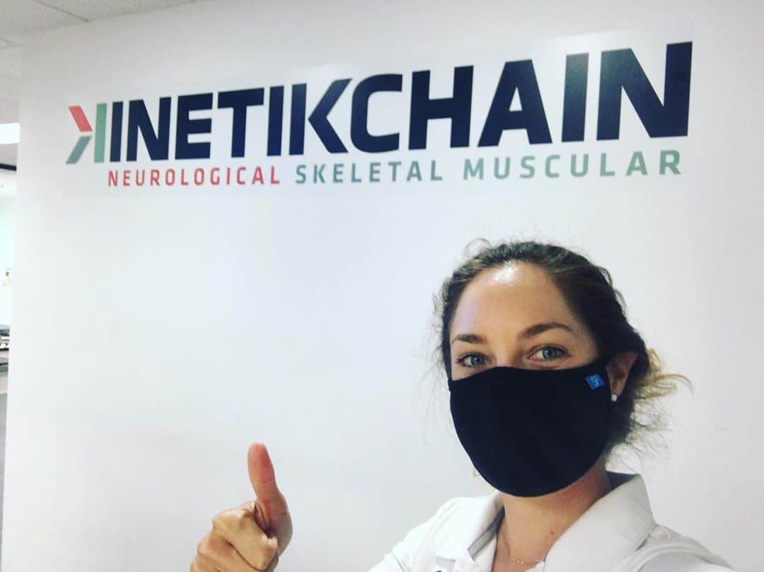 アレハンドラ・ジャネサのインスタグラム：「Thank you @kinetikchain for always taking care of me and getting my body back on track better and faster than anyone else! and ready to play 💪🙏👍🏎😁」