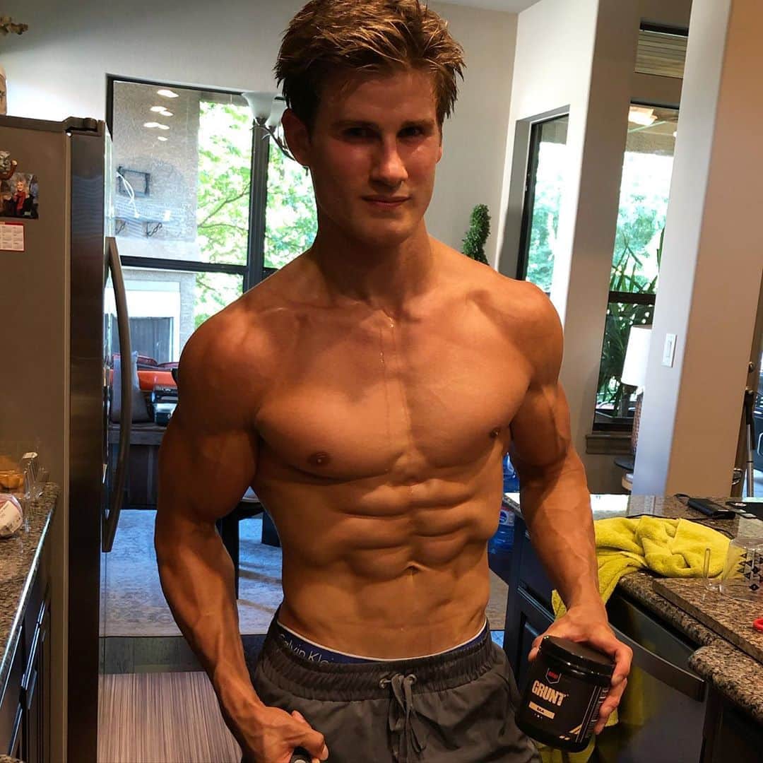 セージ・ノースカットのインスタグラム：「Recovering with some Grunt after training hard 💪🏼 click the link in my bio if you want to try some and you’ll save 20% if you use code Sage20! There is a big sale going on right now.. spend $250 get $250 for free」