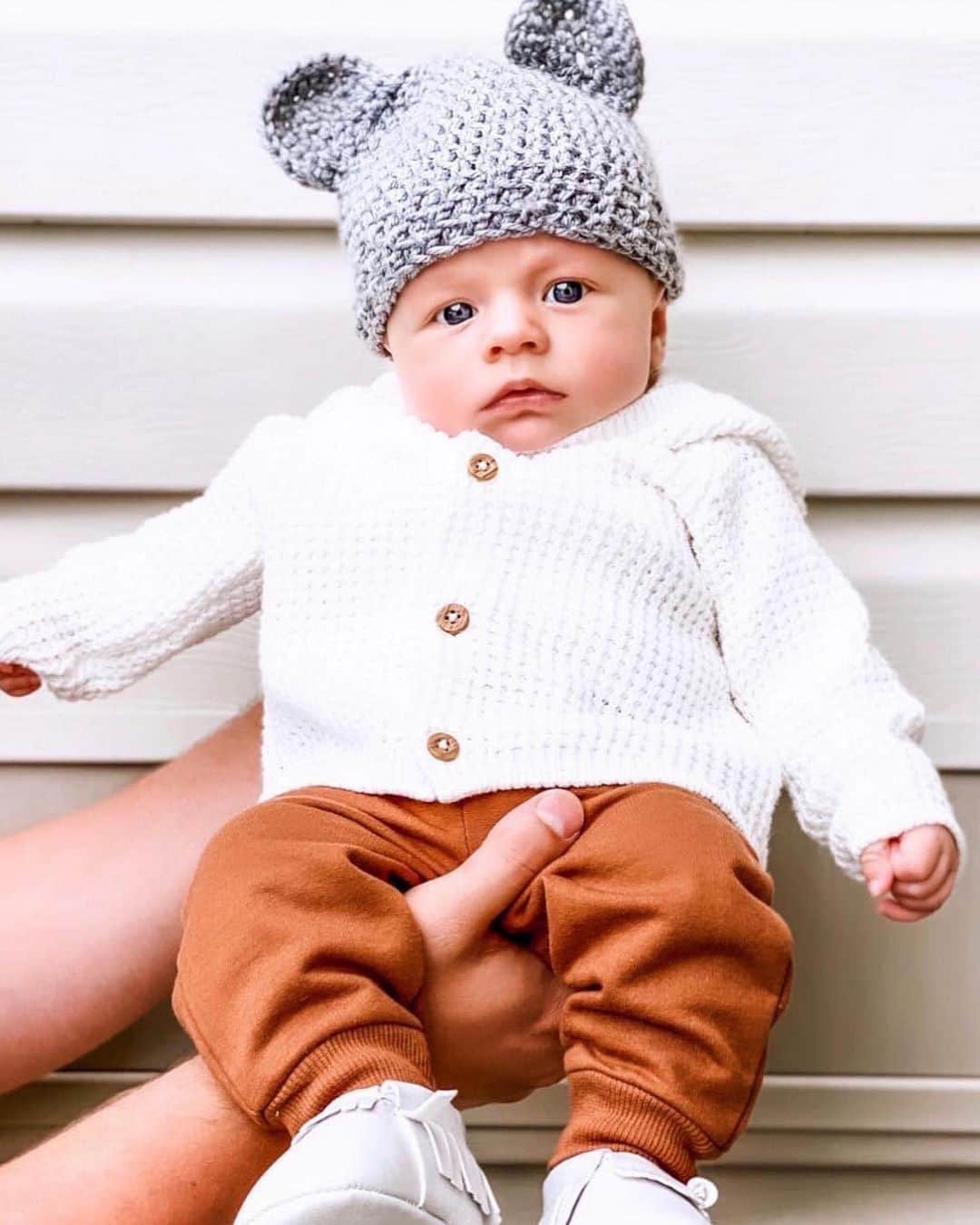 のインスタグラム：「The sweetest little bear ready for fall 🐻🍂🤍 Swipe ➡️ to recreate this adorable look! #babybear #readyforfall #lovecarters 📷: @griff_617」