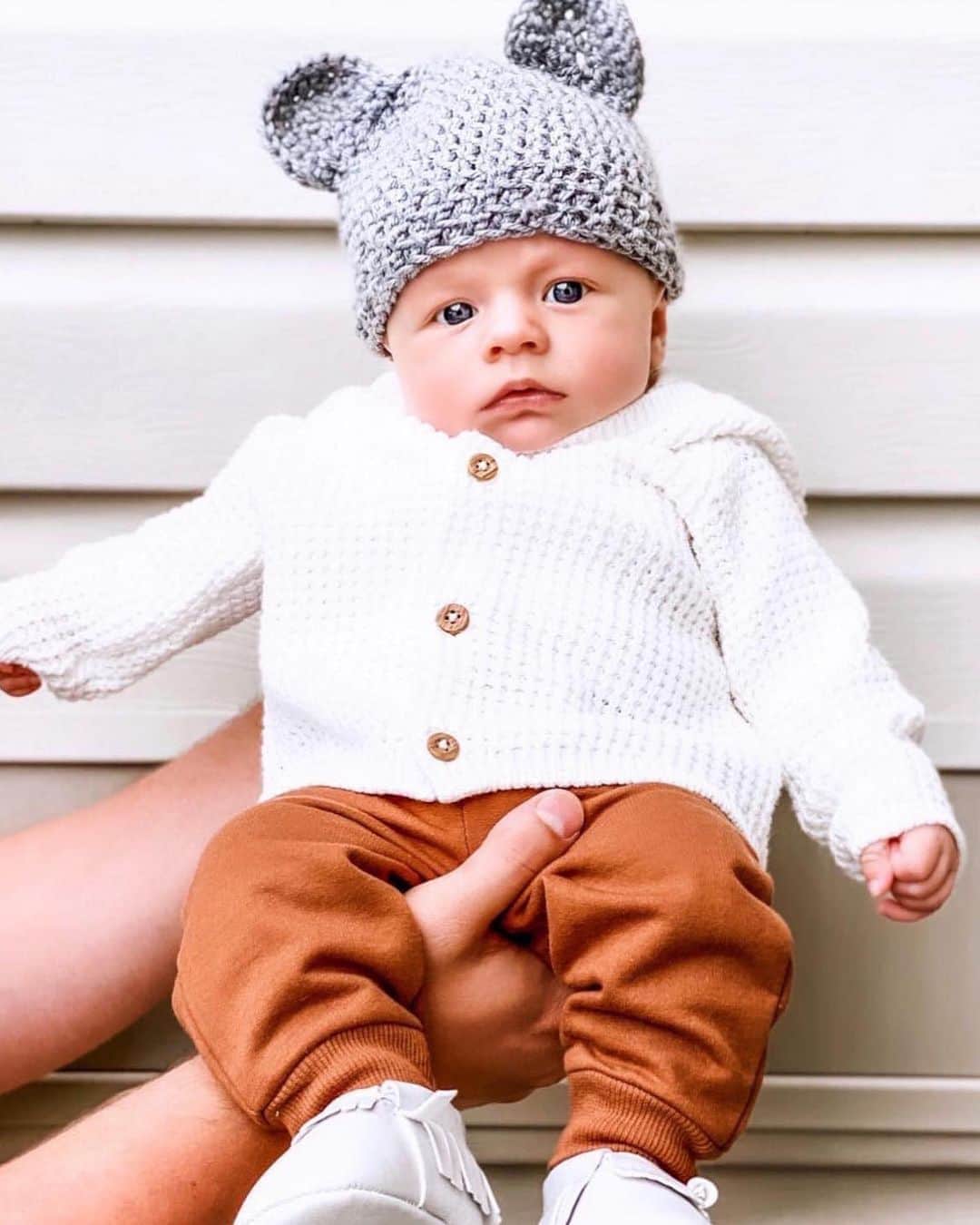カーターズさんのインスタグラム写真 - (カーターズInstagram)「The sweetest little bear ready for fall 🐻🍂🤍 Swipe ➡️ to recreate this adorable look! #babybear #readyforfall #lovecarters 📷: @griff_617」8月29日 8時00分 - carters