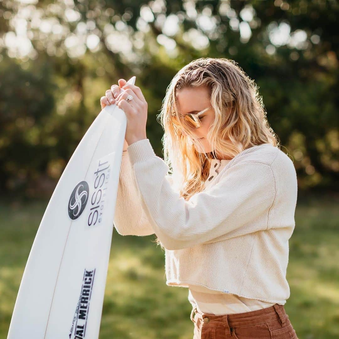 レイキー・ピーターソンのインスタグラム：「If you haven’t already checked out my new signature shades with @blenderseyewear check them out by hitting the link in my bio. 😎💛 photo- @edsloanephoto」
