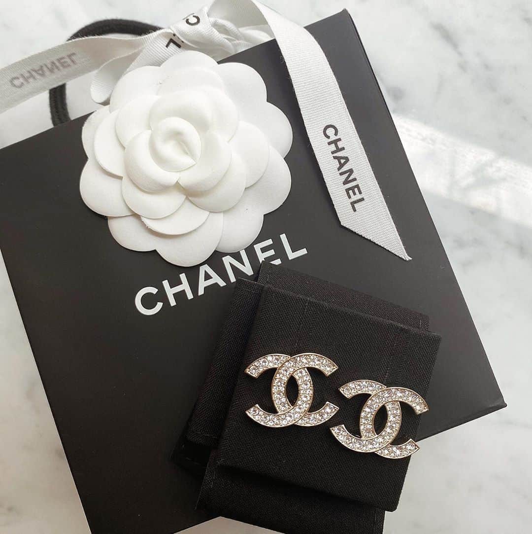 のインスタグラム：「キラキラ&デカめピアス探してたらたまたま出会えたので購入🛒💎シャネルってやっぱ可愛いね🤍 テンション上がる✨ #chanel #シャネル　#ピアス　#購入品　#シャネルピアス」