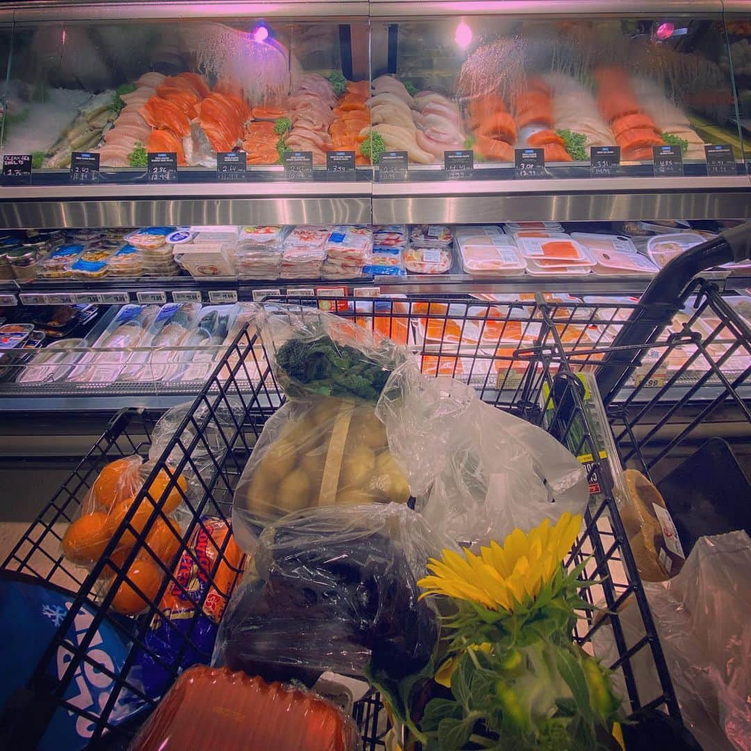 サイモンとマルティナのインスタグラム：「New video up now 🛒 You ever go to the grocery store, looking for ingredients to make a Canadian cocktail (a Caesar) but you end up buying maple syrup pancake bacon pants and a microwave curry dinner instead? 🤷🏼‍♀️ No? Just me then...」