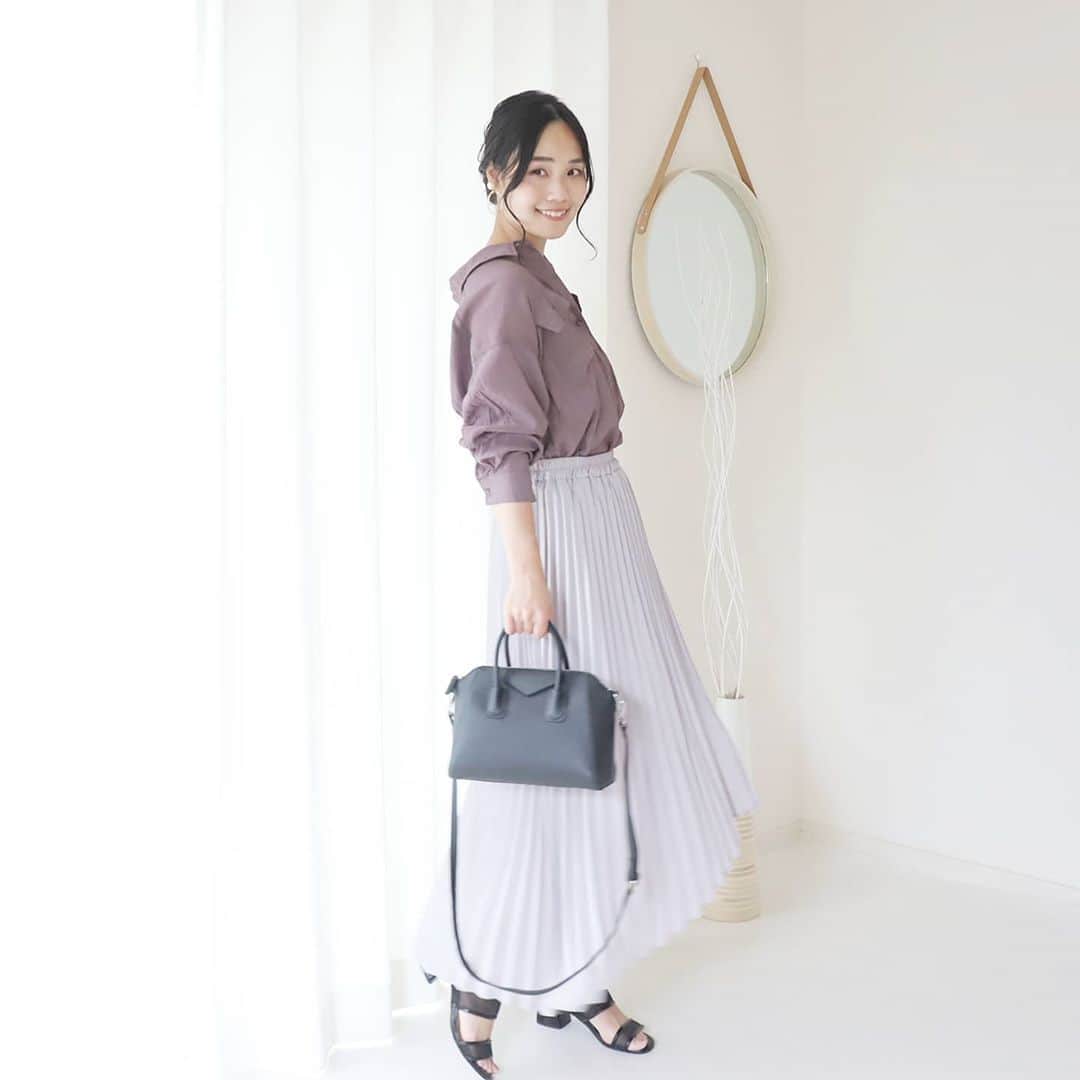 Eri Satoのインスタグラム：「purple×gray×blackコーデ · shirt,skirt: @rectangle_official  bag: @kalie_official · @rectangle_official の #オーバーサイズシアーシャツ · 大人気のこちらのシアーシャツ。 秋は濃いめだけど落ち着いたパープルが着たくて💜 まだまだ暑いけどこちらのシャツは薄手だから、晩夏から活躍してくれそうです✨ 衿抜きしての着こなしも簡単に決まるよ✨ · #rectangle_official#rectangle_code#rectangle#レクタングル#ワンピース#高身長コーデ#ママコーデ#カジュアルコーデ#シャツコーデ #夏コーデ#fashion#ootd#outfit#code#coordinate#style#ファッション#コーディネート#コーデ#プチプラ#プチプラコーデ#シンプルコーデ#mamagirl#locari#partegram#カジュアル#お洒落さんと繋がりたい」