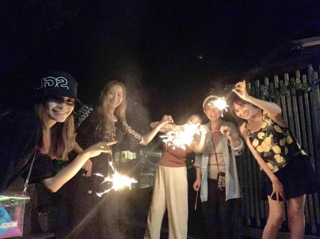 のインスタグラム：「夏の思い出🌻 めっちゃ楽しかった夏休み🌴 まだまだ続くけどねん🤪 来月またみんなでキャンプ〜💕 あ〜最高〜‼️ #キャンプ #川 #自然が好き  #炙りたがりめぐみ」