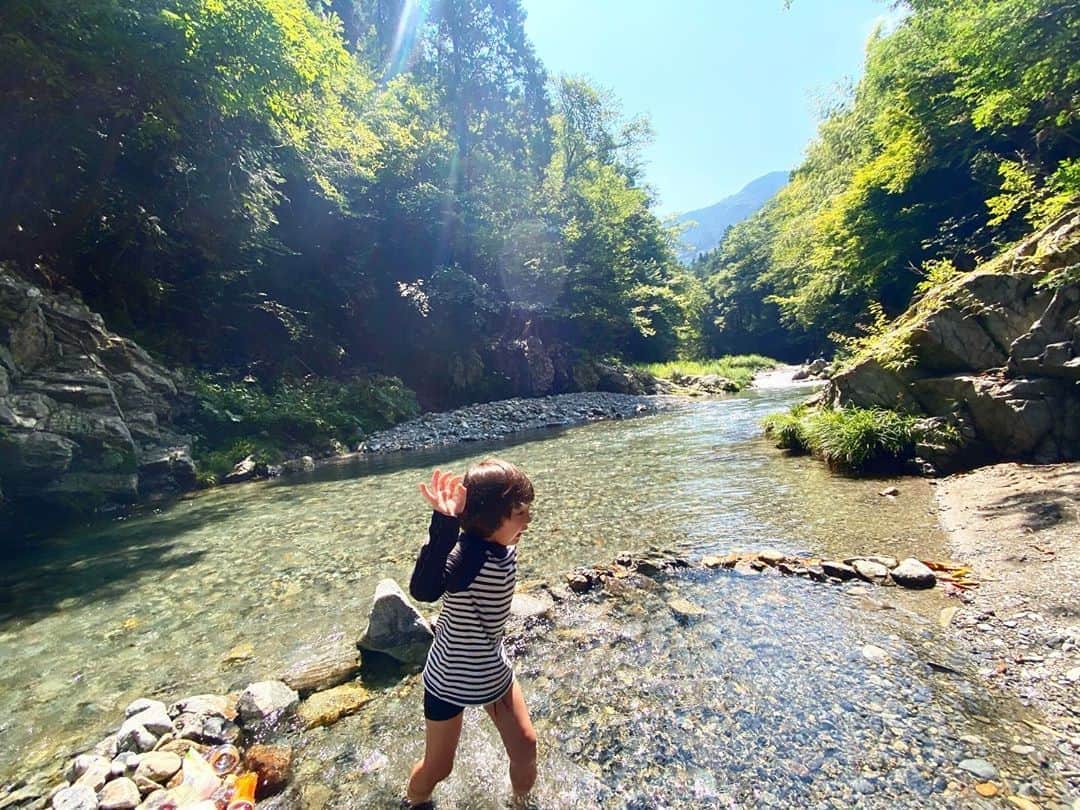 のインスタグラム：「まりおの夏🌞 可愛いかわい〜甥っ子と一緒に川着地💕 ずっとご機嫌で夏なのにジングルベル歌ってたよ〜🎅 またいこね〜🎶」