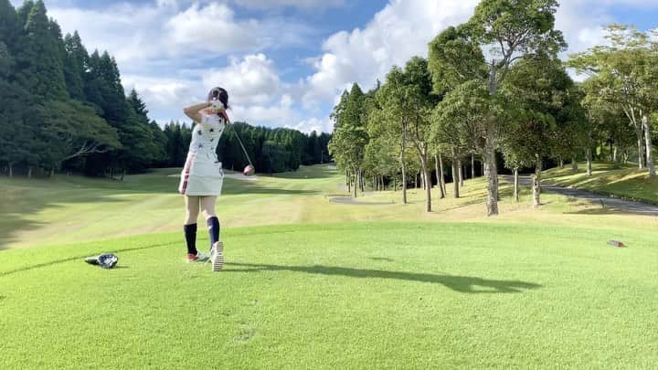 筒井萌子のインスタグラム：「* ティーグラウンドの一部始終🏌️‍♀️⛳️ 平らな所をしっかり探しますꪔ̤̮ ティーをさす時、田植えしてるの？って よく言われるからそろそろかっこよく座らず させるようになりたいと思います( ఠ͜ఠ )  ⑅∙˚┈┈┈┈┈┈┈┈┈┈┈┈˚∙⑅ wear⇒ @v12golf_official  ⑅∙˚┈┈┈┈┈┈┈┈┈┈┈┈˚∙⑅ ・ #筒井萌子 #女優 #actress #モデル #model #岡山  #shooting #instagood #instalike #撮影 #followme #instalike #ゴルフ #ゴルフ女子 #ゴルフコーデ #골프 #좋아요반사 #좋아요그램 #좋아요환영 #데일리그램 #패션 #오오티디 #카페  #コンバースゴルフ #v12」