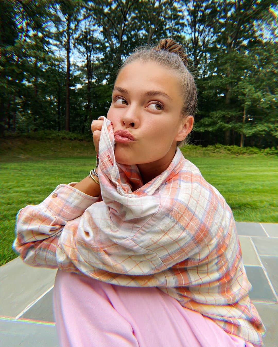 ニーナ・アグダルのインスタグラム：「Just here to remind you it’s Friday in case you forgot cus I did.」