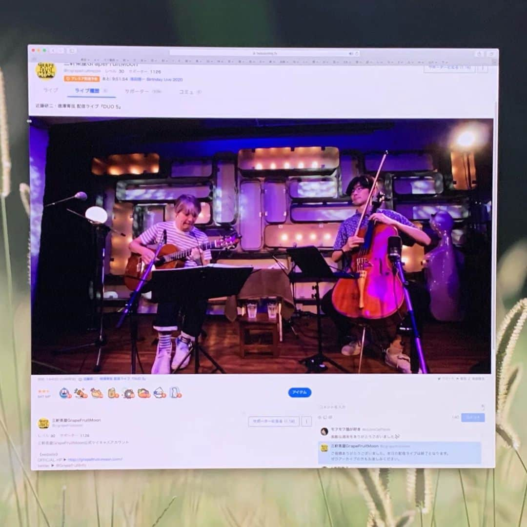 近藤研二さんのインスタグラム写真 - (近藤研二Instagram)「昨夜のライブありがとうございました。会場に来られた方はもちろん、お茶の間からの応援もしっかり感じながら演奏できました。入場制限+生配信のハイブリッド型だったのでシングルタスクの自分には気にすることが多くて、最初は案の定、頭がグルグルと少々とっ散らかってしまったけれど、途中から思いのほか曲に入り込むことができました。GrapeFruitMoonのスタッフのお膳立てと暖かく見守ってくれたみなさんのおかげです。会場でも配信でも音響や照明がよかったと評判でした。一週間アーカイブが残るそうなのでこれからでも購入して何回でも観ることができます。詳しくは @grape_fruit_moon で。  僕はアーカイブを見ていろいろ反省したいと思います。青弦くんは流石というか本番に強いタイプだなあ。書き下ろしの『Organ』はとてもいい曲でした。  それからライブの最後にお客さんに伝え忘れましたが「家に帰るまでが遠足」よろしく、今時は「2週間後に感染していないかまでがライブ観戦」だと思うので、どうか皆さま、これからもご無事で過ごされますように。  #近藤研二 #徳澤青弦」8月29日 8時35分 - kenjikond0