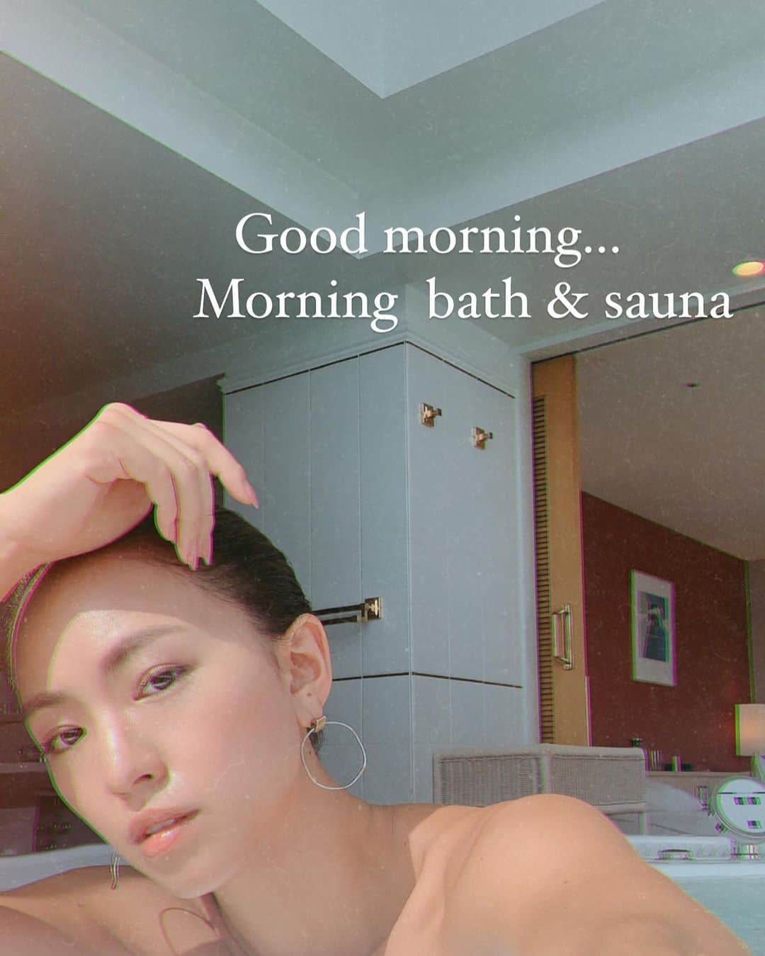 のインスタグラム：「おはようございます☀ 朝からお部屋に付いているサウナとジャグジー3セット🚿汗かいてデトックスして1日を迎えると気持ち良い✨ サウナに入ると、血流が良くなって、溜まっていた老廃物や疲労物質は排泄されて細胞にも栄養と酸素が行き届くので美容と健康にも効果的💕  @hoshinoresorts_tomamu  はお部屋にサウナ付いていて嬉しい😆 スキー場が横にあるので冬のシーズンにも来たいな☃️  #サウナ　#ジャグジー　#スキーリゾート #朝サウナ　#サウナ女子　#サウナー　#サウナ付き部屋  #美容　#健康　#朝活　#すっぴん #北海道　#トマム #hokkaido  #travelaval #trip #morning #sunrise  #beautifullife  #amazing #japan #旅 #緑ある生活 #大自然を感じる旅 #西内ひろのオススメ旅  #三密を避けた旅 #美しいブルー #神秘的 #日本の絶景 #ダイナミック」