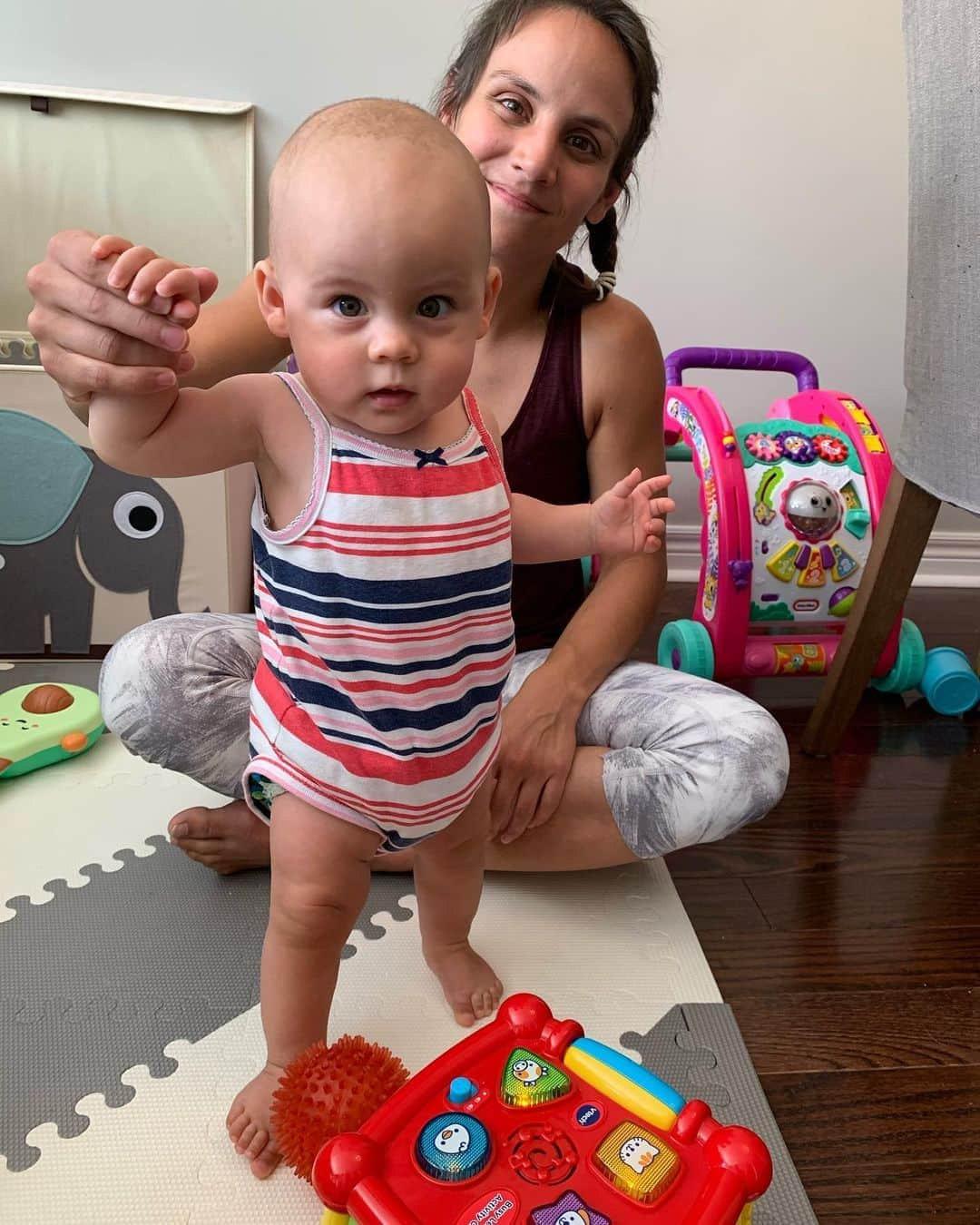 メーガン・デュアメルさんのインスタグラム写真 - (メーガン・デュアメルInstagram)「Just another manic mom-day 🥰 #loveher #soadorable #mommyandbaby #learningtowalk #10monthsold」8月29日 8時40分 - meaganduhamel