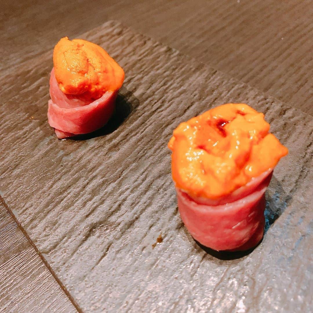 舞香さんのインスタグラム写真 - (舞香Instagram)「王子と一緒にうしごろバンビーナ恵比寿ヒルトップ店でディナー♡﻿ ﻿ 季節のコースをいただきました✨﻿ ﻿ まずは前半メニュー﻿ ２枚目から﻿ ⭐️キムチとトマトのナムル﻿ ⭐️ケールのサラダ﻿ ⭐️トリュフかけユッケ ⭐️お肉のお寿司﻿ ⭐️特選お肉３種類﻿ ﻿ ﻿ トマトのナムルは初めて食べたけどやみつきになりそうなくらい美味しかった✨﻿ ﻿ トリュフユッケとウニ乗せ肉寿司は永遠に食べてたいくらい好き♡﻿ ﻿ ケールのサラダは気がついたら王子が全部食べてた。笑（私がいつもサラダは食べないからいらないと思ったらしい😅）﻿ ﻿ お肉も全部焼いてもらえて、塩味がついてるから何もつけなくても柔らかくて美味しかった〜😍﻿ ﻿ 後半に続く٩( 'ω' )و﻿ ﻿ #うしごろ  #うしごろバンビーナ  #ushigoro  #ushigorobambina  #ushigorokan  #東京焼肉  #恵比寿グルメ  #恵比寿焼肉  #高級焼肉  #焼肉デート  #グルメ好きな人と繋がりたい  #仲良しカップル」8月29日 8時41分 - maika.mahou