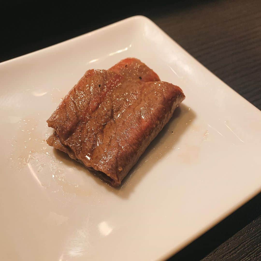 舞香さんのインスタグラム写真 - (舞香Instagram)「王子と一緒にうしごろバンビーナ恵比寿ヒルトップ店でディナー♡﻿ ﻿ 季節のコースをいただきました✨﻿ ﻿ まずは前半メニュー﻿ ２枚目から﻿ ⭐️キムチとトマトのナムル﻿ ⭐️ケールのサラダ﻿ ⭐️トリュフかけユッケ ⭐️お肉のお寿司﻿ ⭐️特選お肉３種類﻿ ﻿ ﻿ トマトのナムルは初めて食べたけどやみつきになりそうなくらい美味しかった✨﻿ ﻿ トリュフユッケとウニ乗せ肉寿司は永遠に食べてたいくらい好き♡﻿ ﻿ ケールのサラダは気がついたら王子が全部食べてた。笑（私がいつもサラダは食べないからいらないと思ったらしい😅）﻿ ﻿ お肉も全部焼いてもらえて、塩味がついてるから何もつけなくても柔らかくて美味しかった〜😍﻿ ﻿ 後半に続く٩( 'ω' )و﻿ ﻿ #うしごろ  #うしごろバンビーナ  #ushigoro  #ushigorobambina  #ushigorokan  #東京焼肉  #恵比寿グルメ  #恵比寿焼肉  #高級焼肉  #焼肉デート  #グルメ好きな人と繋がりたい  #仲良しカップル」8月29日 8時41分 - maika.mahou
