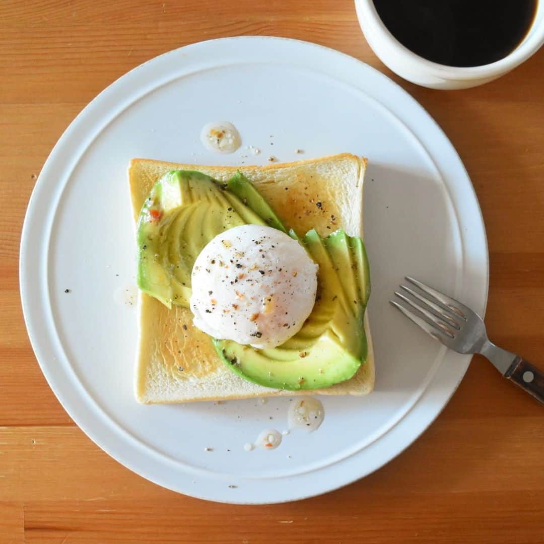 山崎佳のインスタグラム：「Today’s breakfast. アボカドとポーチドエッグ。」