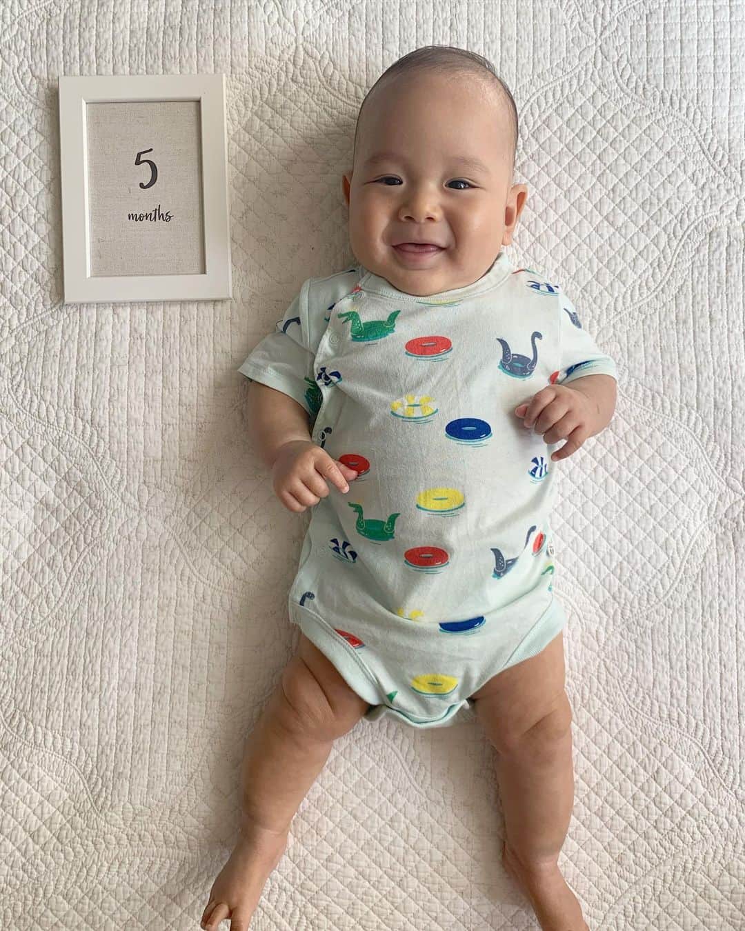 瀬間友里加のインスタグラム：「5month👶最近は更に表情が豊かになりました✨お喋りも好きみたい💓体を動かすのも大好きでいつもうつ伏せ👶ずりばいがスタートしてきていつの間にか進んでる😂少しずつ1日のリズムもついてきたかなぁ💓お外が大好きで抱っこ紐からキョロキョロ外を覗いているのが可愛いです💓涼しくなってきたらまた公園のお散歩行きたいな🥰✨#5ヶ月ベビー #5monthsold #毎日成長中」