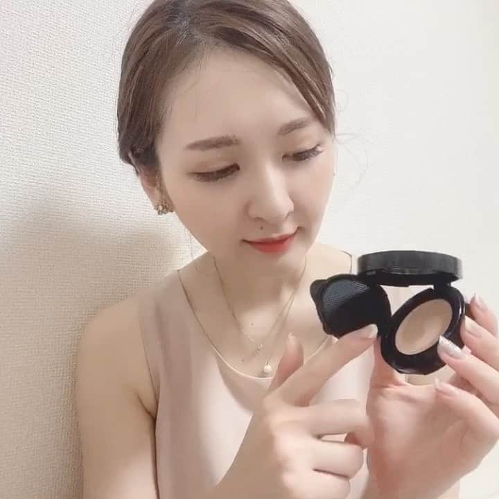 のインスタグラム：「動画長くなったので1.5倍速にしたらすごく早口な人になりました。ごめんなさい。笑  ・  コフレドール  @coffret_dor_official の秋の新作ファンデをお試ししたよ☻  その名も『うるおいシールドファンデ』  ファンデーションは、二層のバームになってます。  ベージュ→毛穴とか色ムラをカバー  ピンク→お肌を潤わせながら、トーンアップしてくれる潤みエッセンス  2色のバームを混ぜて使うことによって、うるおいシールドファンデという名前の通り、つやっと潤った仕上がりで、ほんのりピンクがかったうるみ上気肌ができあがります🤗  バームってきくと、ベタつくのかなって思いがちなんですが、脂性肌気味の私でもベタつき感はなく、お肌になじみやすくて下地なしでお肌にしっかりフィットします。  SPF50・PA++なので、紫外線ケアもできるよ🤝  まだまだ暑い日が続きますが、秋冬はかなり重宝しそうなので使ってみてね♬  ・  #PR #コフレドール #うるおいシールドファンデ  #バーンファンデ #ファンデーション#うるみ上気肌」