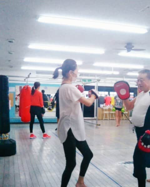 代永さや香のインスタグラム：「チーム【運動不足】でボクシングジムへ🥊🥊🥊ストレス発散できますた」