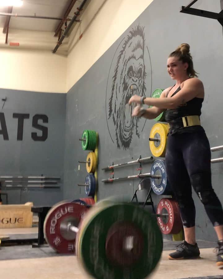 マッティ・ロジャーズのインスタグラム：「I can’t even remember the last time we pushed heavy power cleans, maybe Nov/Dec of last year?? These weren’t necessarily on the menu today, but sometimes if body says go WE GO. In order of ugliest to least ugly (120/115/110), after 5(?) waves of snatches prior. Excited to have this as a baseline to build off of!  Unrelated, I’ll do a live Q&A tonight on my YouTube at 10pm EST! Come hang!  @roguefitness @2poodperformance @romwod」