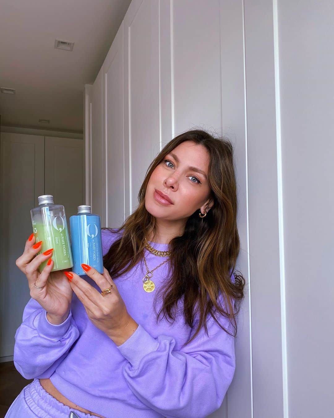 のインスタグラム：「Já falei pra vcs sobre os produtos @meuq_ nos stories. Aqui estão eles! Tenho usado e amado! Meu Q é uma empresa 100% nacional que trouxe uma tendência mto explorada fora do Brasil, a personalização de produtos de hair care. Em parceria com o @studio_w ela oferece produtos para todos os tipos de cabelo. Vc monta sua fórmula, escolhe a cor, personaliza a embalagem, a fragrância... é mto legal! Além de tudo isso, não testa em animais e não tem parabenos. Com o meu cupom Nati30 vcs tem 30% de desconto no site. *publi」