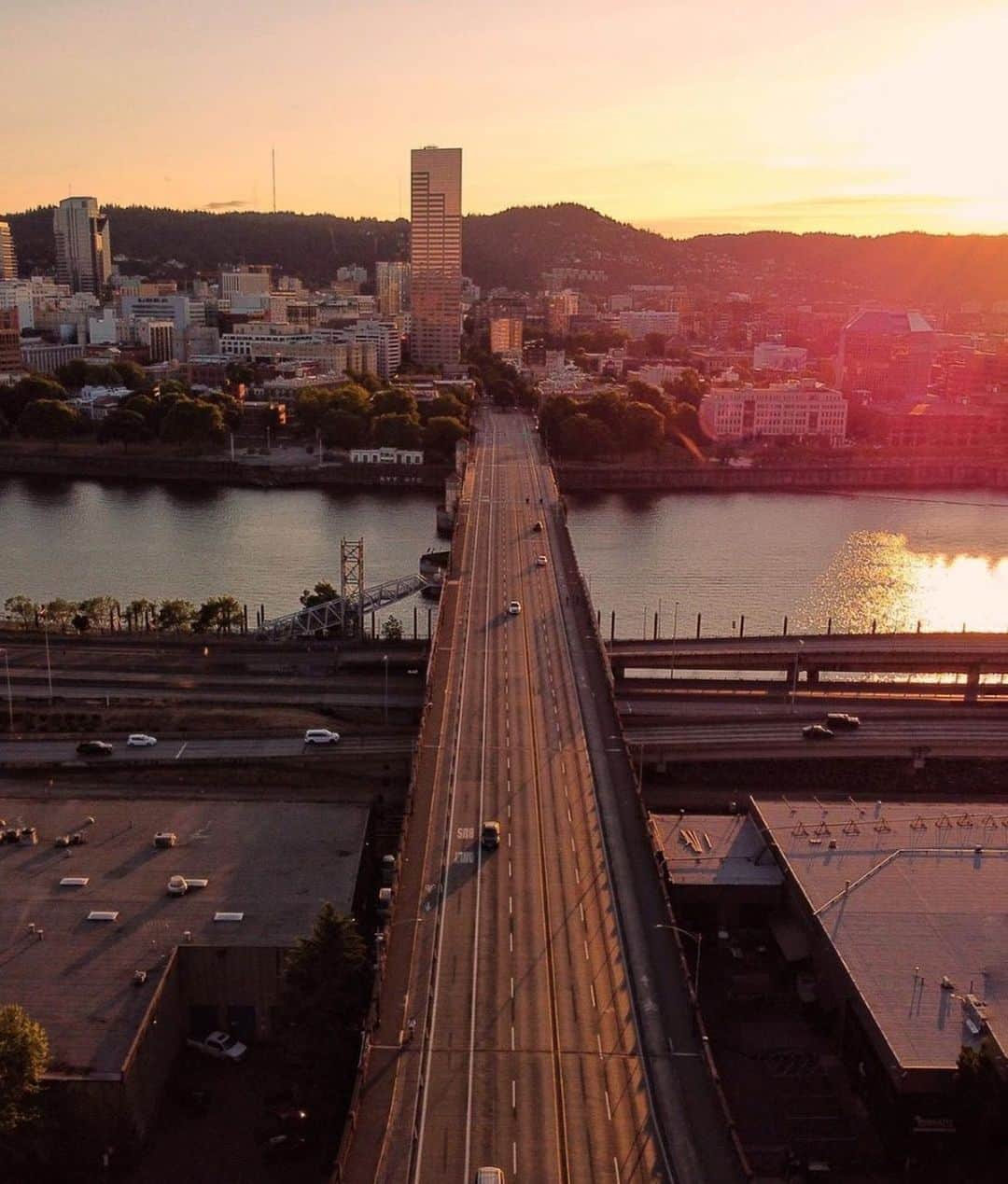 Portlandさんのインスタグラム写真 - (PortlandInstagram)「Golden Hour > Rush Hour  - 📷:@pdxdrone25 #Portland #PortlandNW #PDX #OregonNW」8月29日 9時00分 - portland