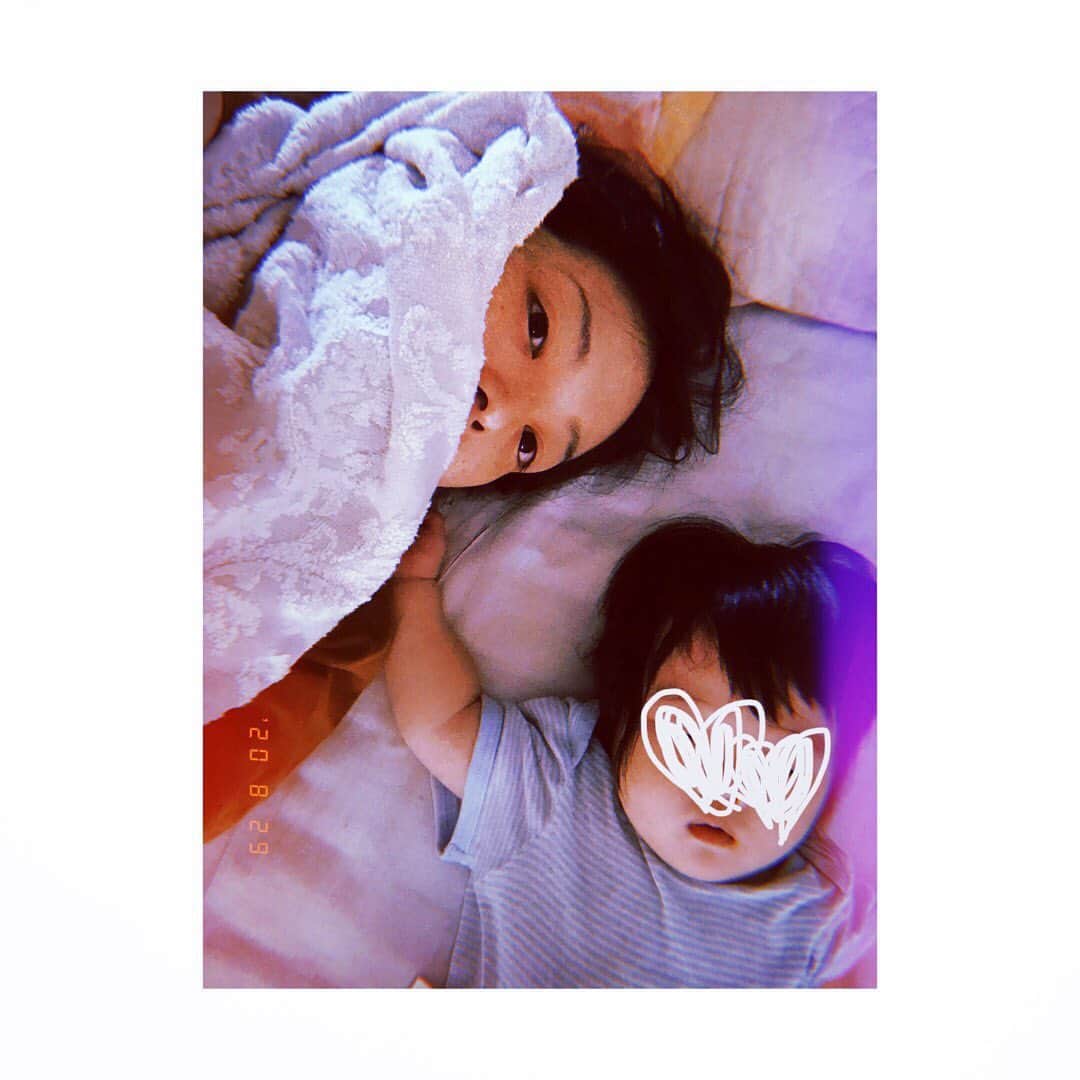 小森真理子のインスタグラム：「昨日は約1年半ぶりのお仕事でした。  息子も撮影所(控え室だけですが)デビュー。 沢山の方に沢山のお気遣い頂き...感謝しかありません😭 本当にありがとうございました！ 公開になったらお知らせします😊  ... 息子くんも昨日は寂しさ堪え待機とてもよく頑張ってくれて、疲れちゃったみたい。 珍しく朝食の後二度寝...💤 息子くん。本当に本当に がんばってくれてありがとう😢 かっこいいぞ！」