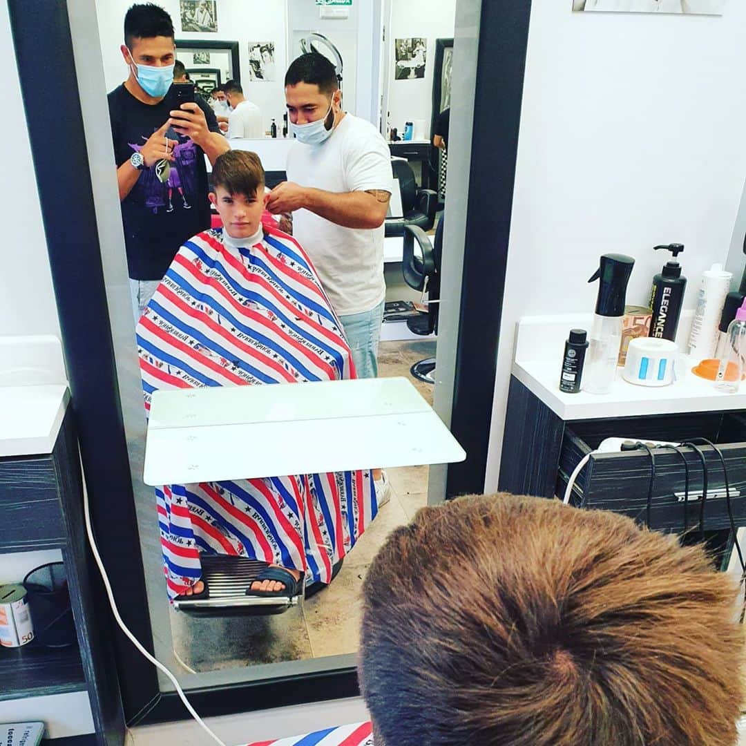 ファクンド・ロンカリアのインスタグラム：「Tarde de peluquería ✂️✂️  Preparándose para la vuelta al cole😃😃」
