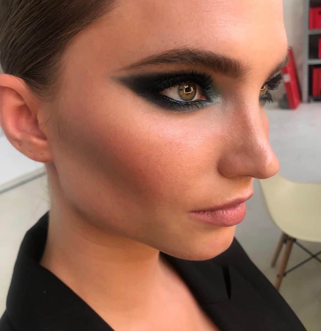 NINA PARKのインスタグラム：「Sharpness @daliagunther _______________________________________________ #MakeUp by Me @ninaparkbeaute for @ballsaal_artist_mgmt」