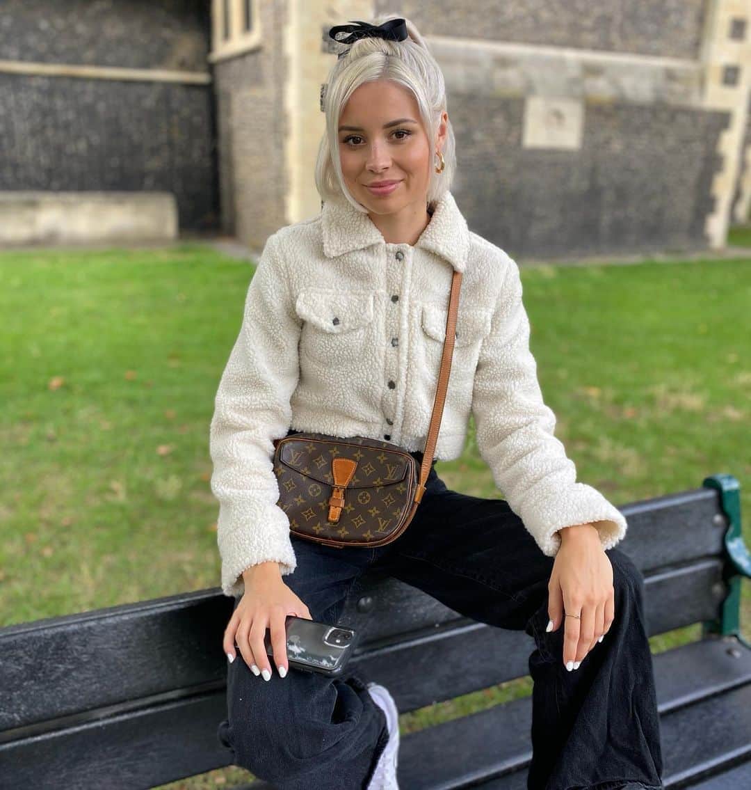 ニーナ・ネスビットのインスタグラム：「hi how’s you? wuu2? @the_vintage_bar @louisvuitton」