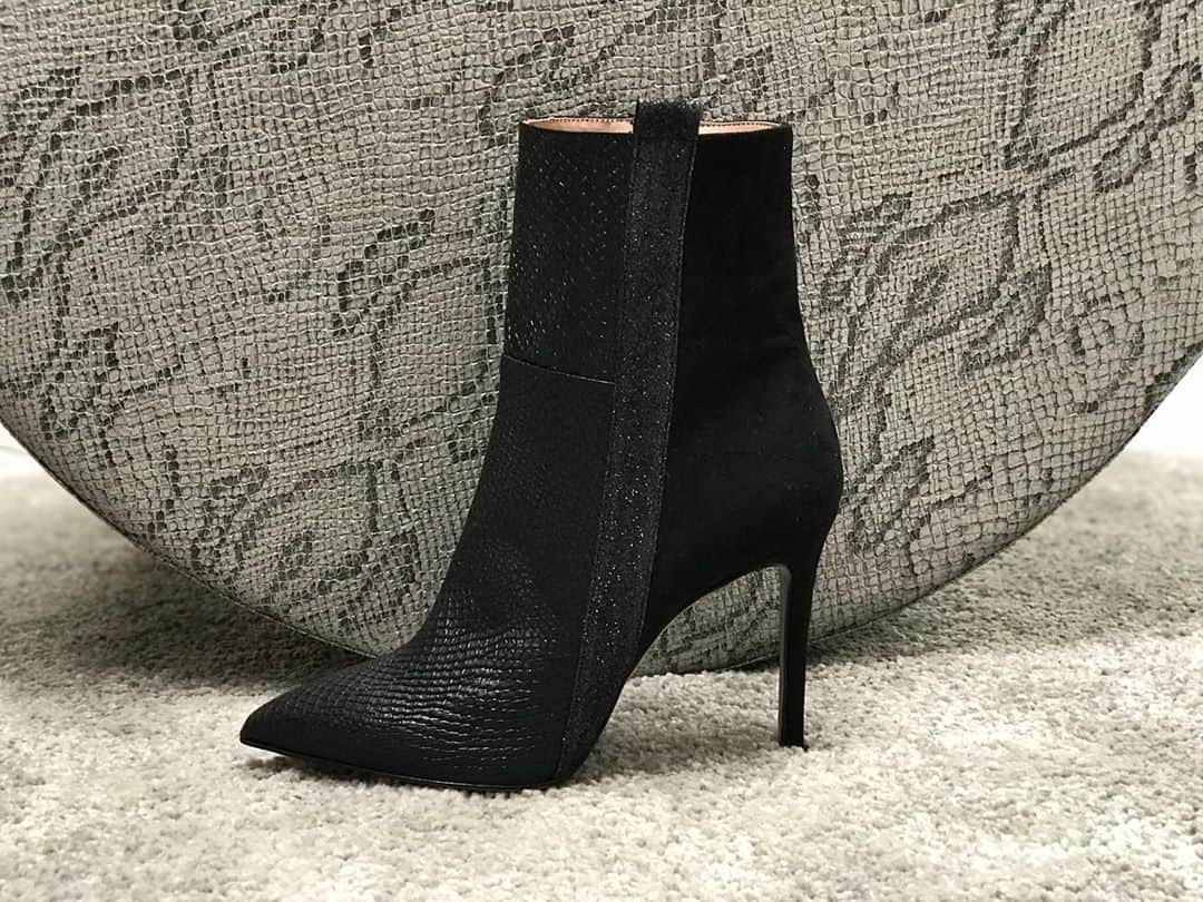 のインスタグラム：「#islo #isloisabellalorusso #isloshoes #newcollection #fw #shoes #tronchetto #ankleboots #heels #tacchi #tacchialti #highheels #detailsmakethedifference #lurex #print #snake #fashion #style #moda #shoesaddict #shoeslover #shoppingonline #shopping #staytuned #solocosebelle #madeinitaly #staytuned」