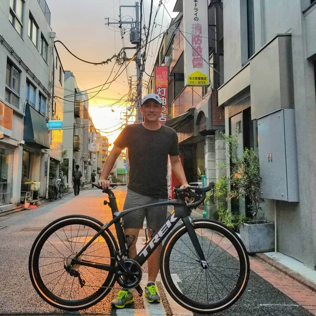 前園真聖さんのインスタグラム写真 - (前園真聖Instagram)「商店街での夕焼け空がとても綺麗でした😊 #大岡山 #夕焼け #ロードバイク」8月29日 0時34分 - maezono_masakiyo