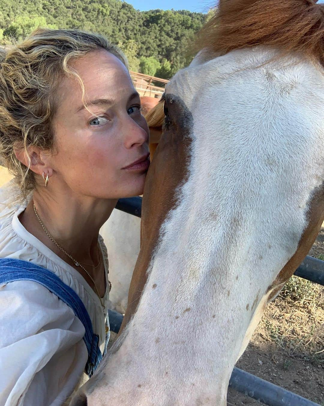 キャロリン・マーフィーさんのインスタグラム写真 - (キャロリン・マーフィーInstagram)「This young fellow reminds me of my horse Doc, who passed last year...we had a good 17 years together and that bond is irreplaceable. The connection with horses (and all animals) is so healing. I guess it’s time to get back in the saddle! 🤍」8月29日 0時36分 - carolynmurphy