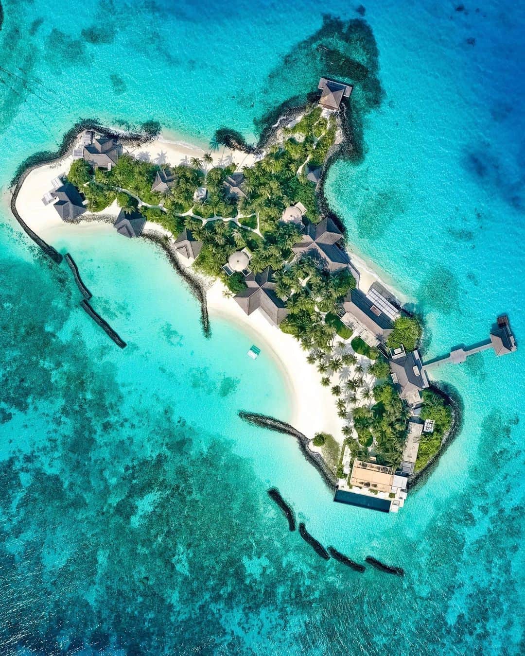のインスタグラム：「Wherever you are, experience a special getaway through the summery spirit of our Maisons.   The voice of the ocean, the splash of the waves and the murmurs of the tropical wind, enjoy it all with @chevalblancrandheli.   #LVMH #ChevalBlancRandheli」