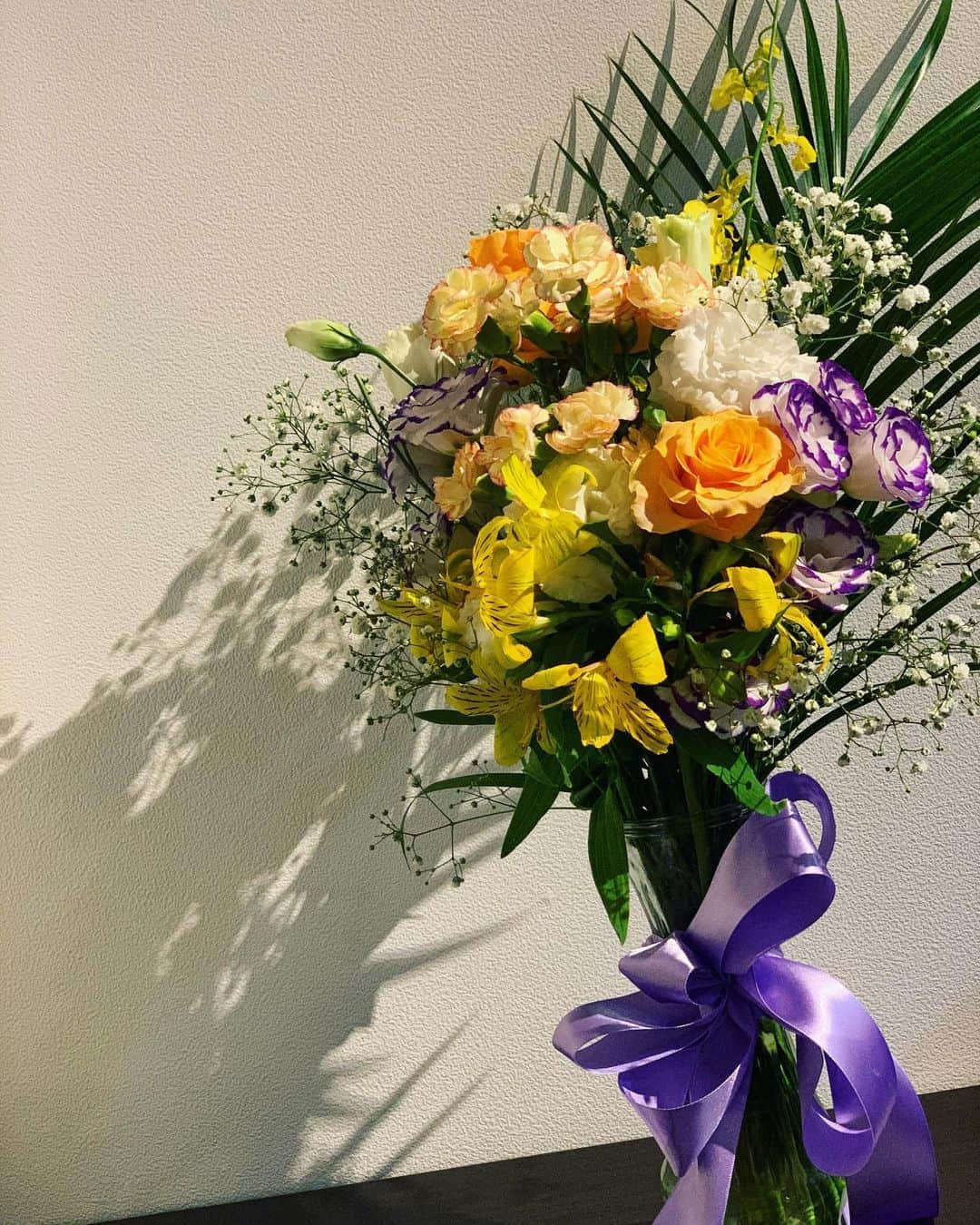 春花きららさんのインスタグラム写真 - (春花きららInstagram)「お花をいただきました 結ばれてるリボン 一緒に飾るの好き」8月29日 0時39分 - maiko_kirara