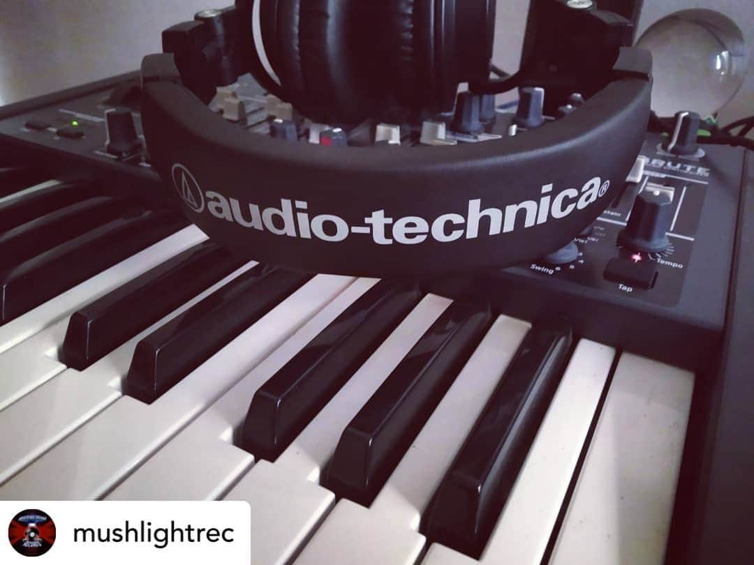Audio-Technica USAさんのインスタグラム写真 - (Audio-Technica USAInstagram)「Fan Photo Friday: Do you have all of your music-making essentials ready for the weekend like @mushlightrec? Our ATH-M50x headphones are the perfect addition! Learn more in the link in our bio.⁠ .⁠ .⁠ .⁠ #AudioTechnica #ATHM50x #M50x #Headphones #MusicMaking #MusicGear #HomeStudio #Musicians」8月29日 0時40分 - audiotechnicausa