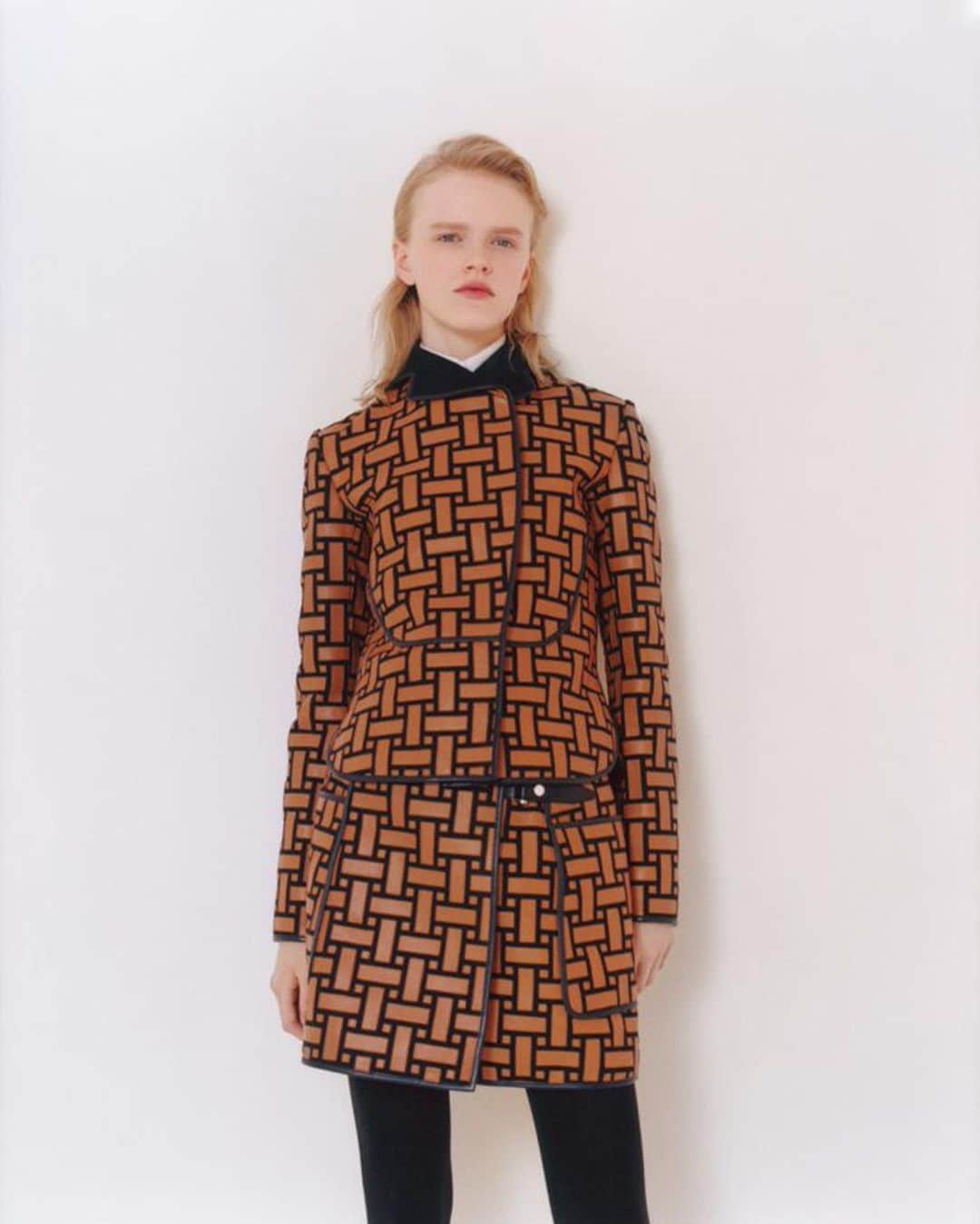 のインスタグラム：「The beauty of mosaic.   #Geometricpattern #Chestnutleather #BikerJacket #Skirt   #Hermes #Hermesfemme」