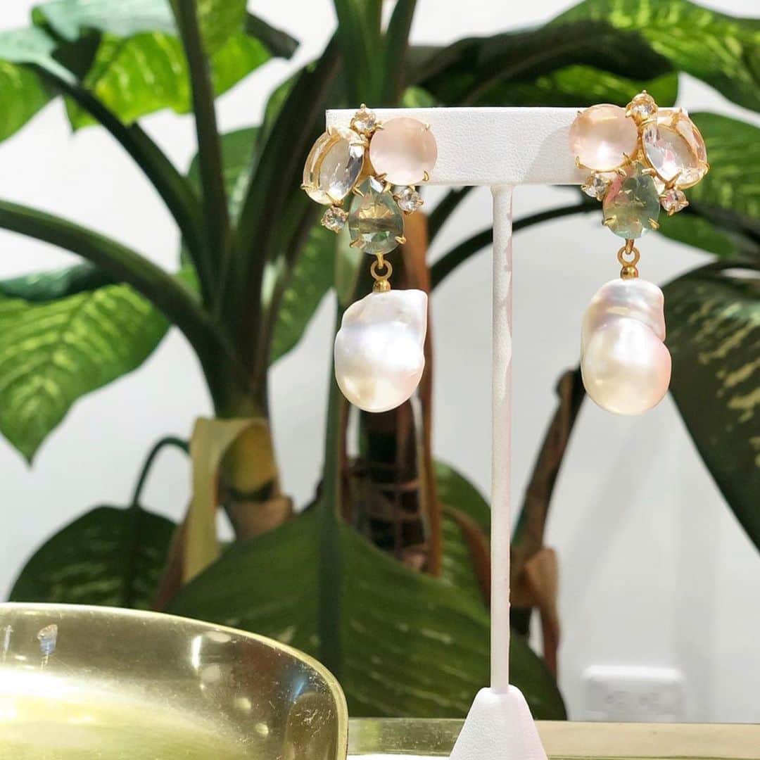 のインスタグラム：「When you can let your jewelry do all the talking . . . . . . #interchangeablejewelry #baroquepearls #earrings #bespokejewelry #cliponearrings #semipreciousjewellery #daytoeveningjewelry #designerjewelry #bounkit」