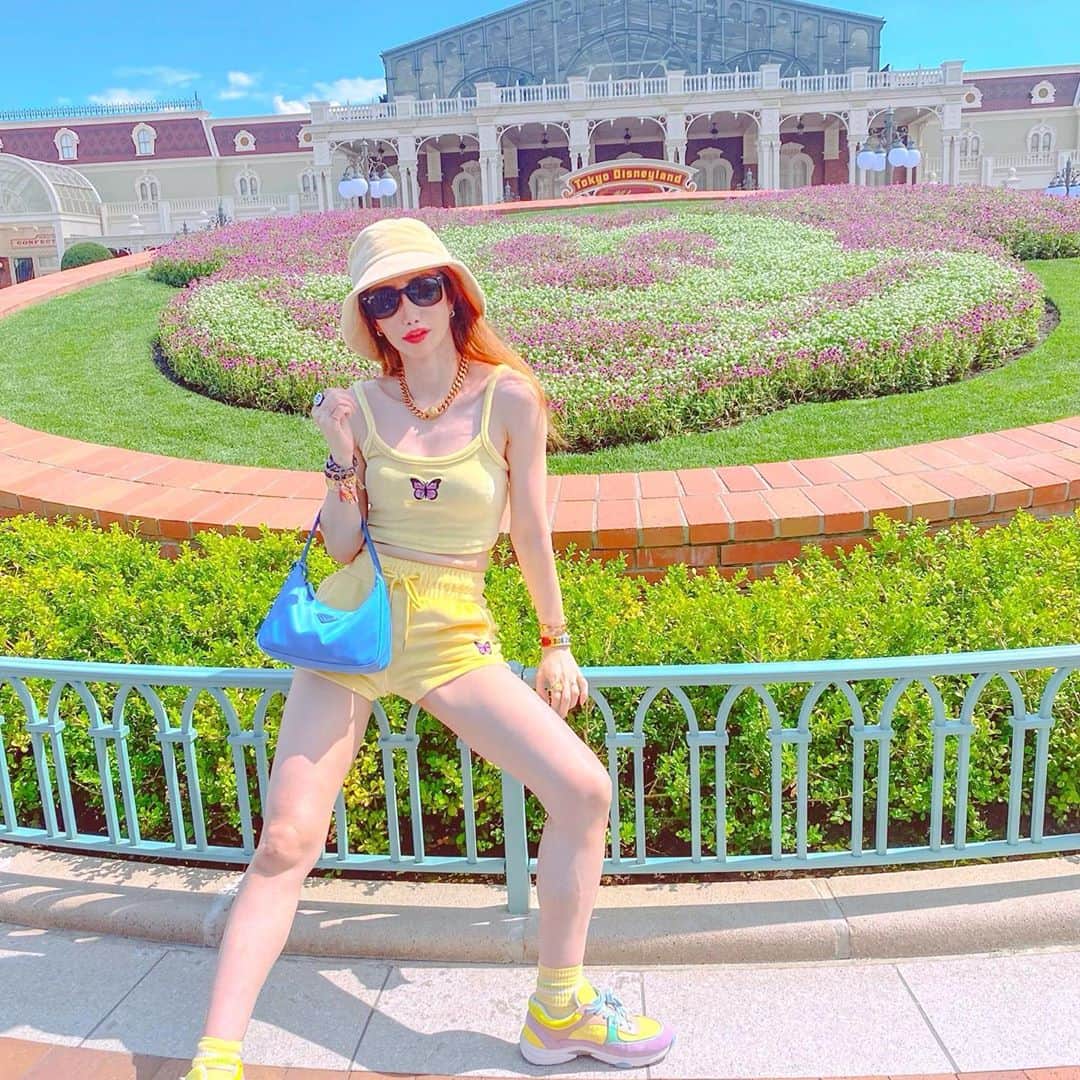 のインスタグラム：「Late summer👋🏻But it's still hot🔥🔥🔥  #disneyland #fashion #fashiongram #fashionista #fashionstyle #fashionblogger #fashionable #ootd #ootdfashion #outfit #outfitoftheday #lackofcolor #bershka #bershkastyle #chanel #chanelshoes #prada#ファッション#ファッションコーデ #ファッションスナップ #コーデ #ベルシュカ #プラダ#シャネル#コーディネート #versace」