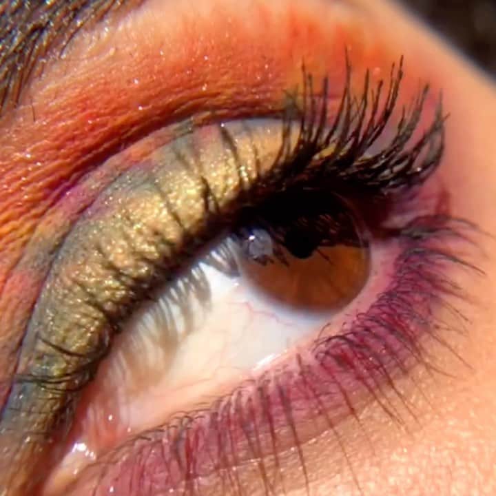 Smashboxのインスタグラム：「Tie dye day dreamz ✨🌈🌀  ⠀⠀⠀⠀⠀⠀⠀⠀⠀ Products Featured: Bold Cover Shot Palette, Bold Glitter Cover Shot Palette + Super Fan Mascara ⁣ Model/MUA: @eileenamirian」